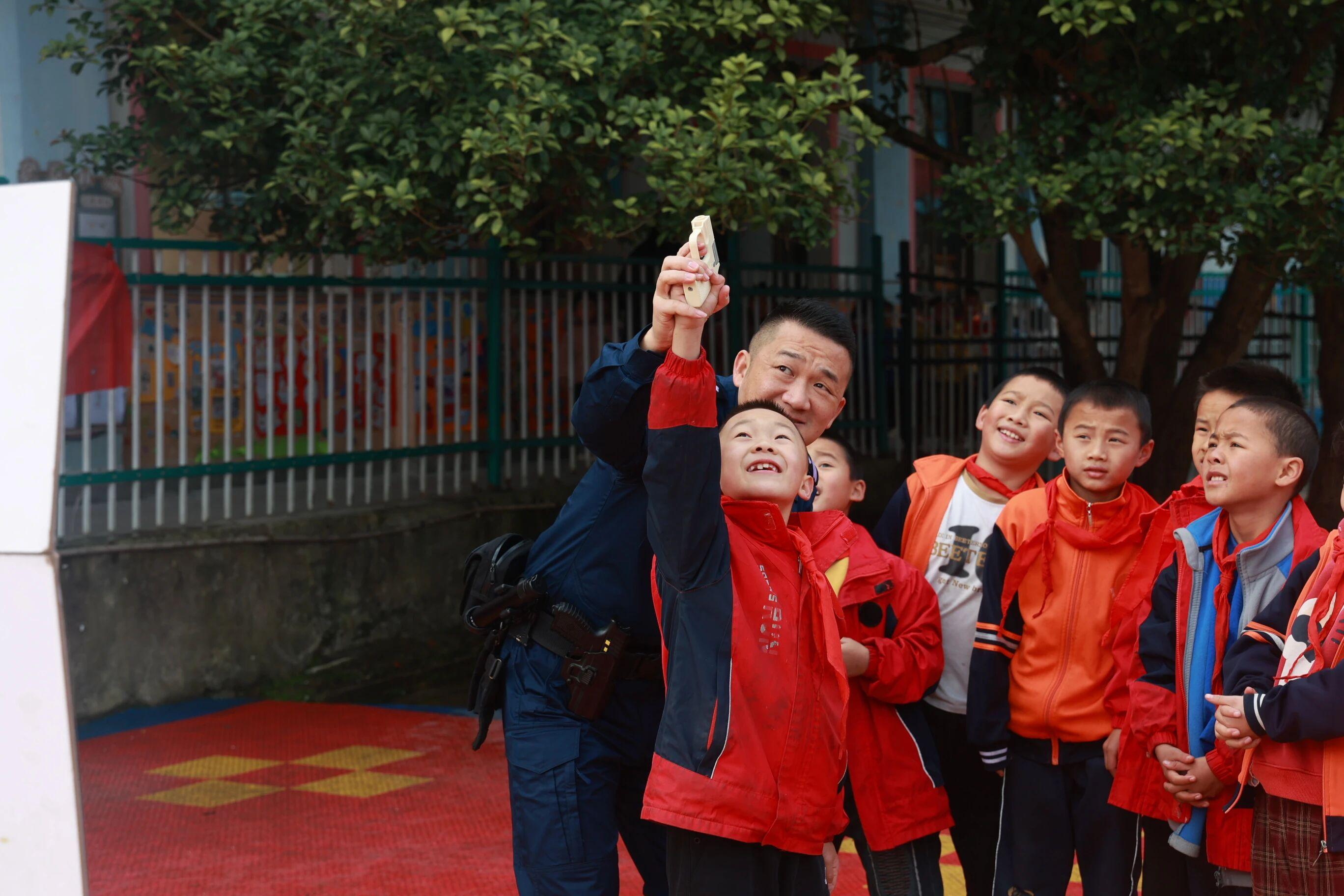 “法治熱身”護(hù)航童心成長