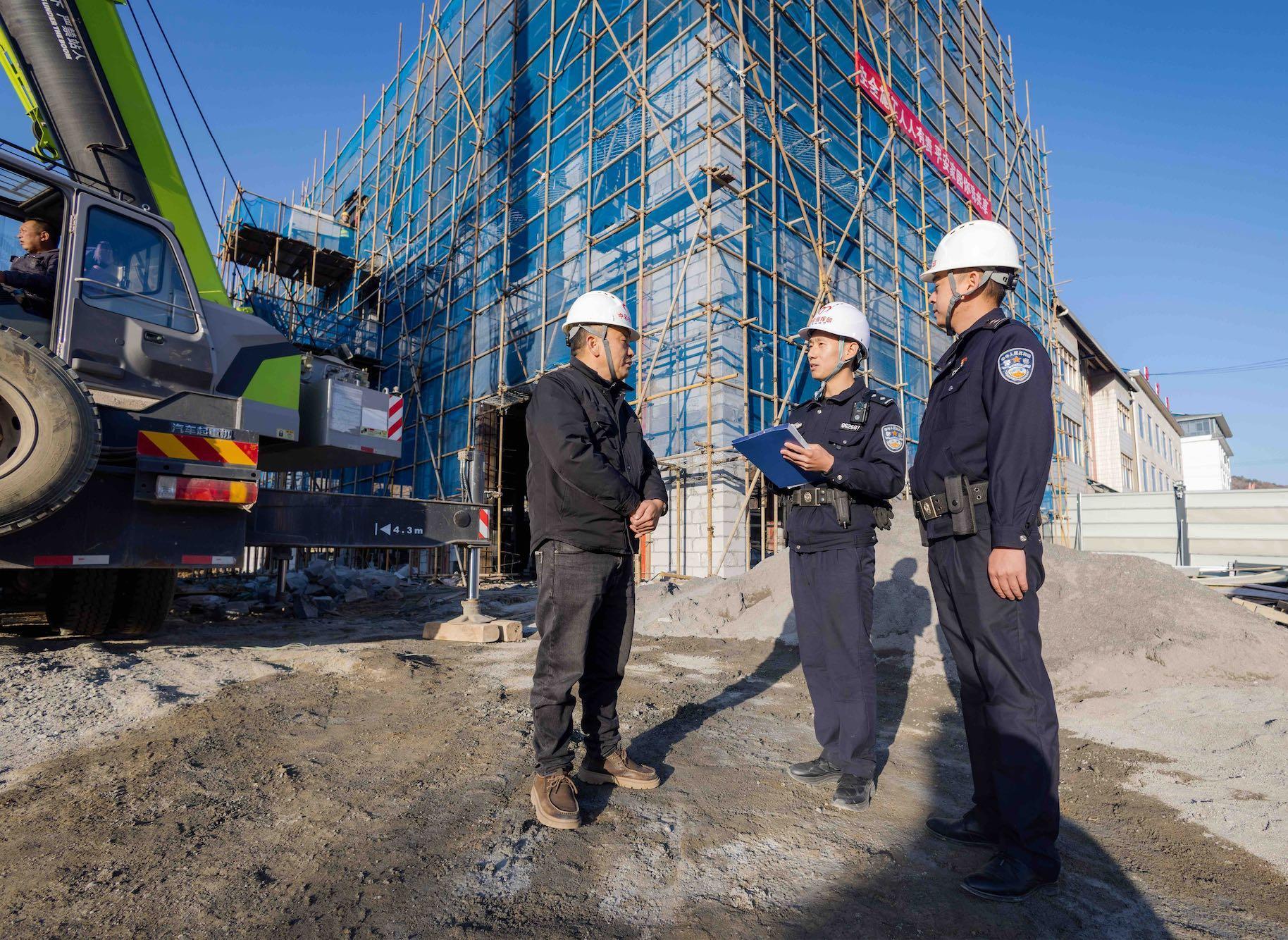 湖北長(zhǎng)陽(yáng)土家族自治縣公安局火燒坪派出所平安宣傳進(jìn)工地