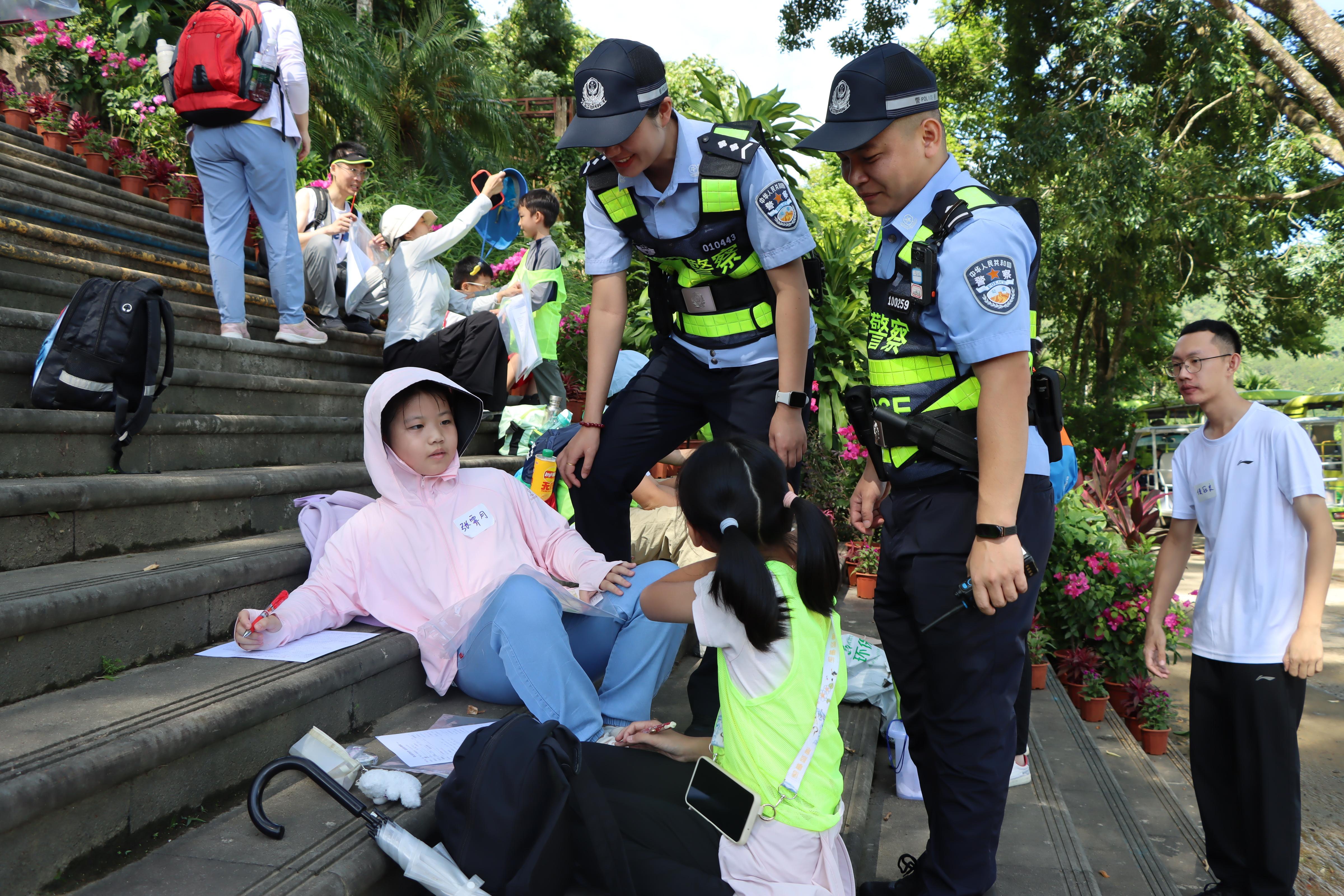 海南瓊中警方擦亮旅游警務(wù)“金名片”