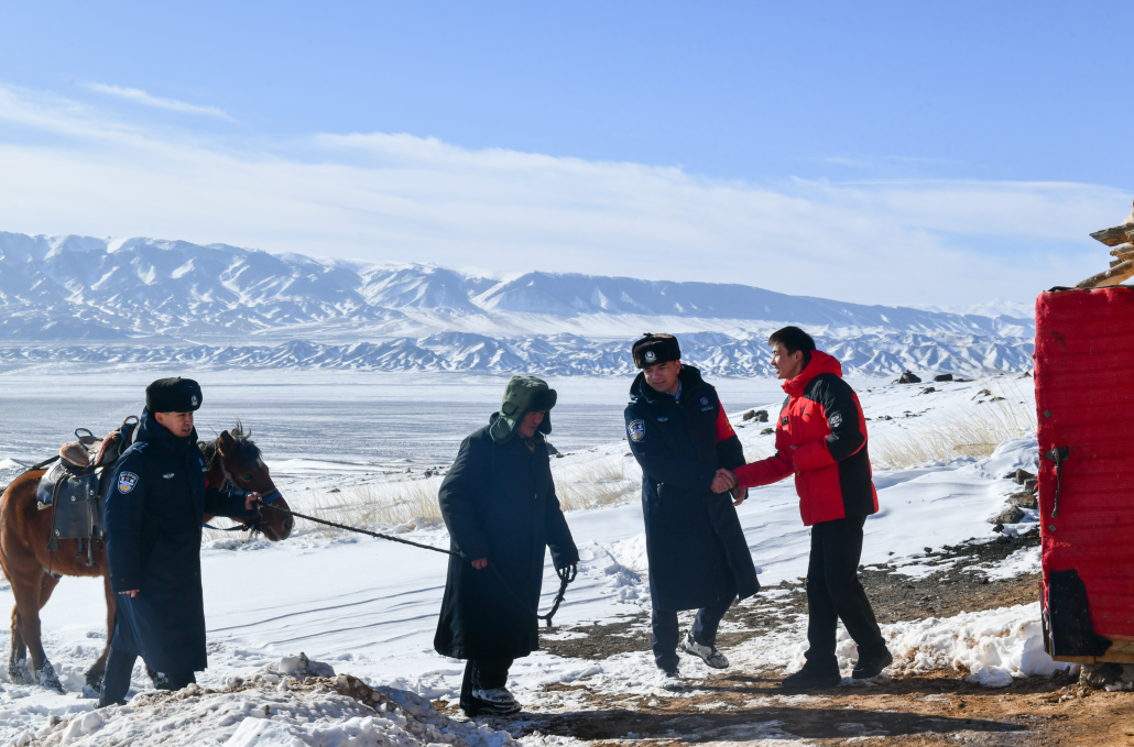 新疆哈密：戍邊民警風(fēng)雪兼程打通學(xué)生求學(xué)路